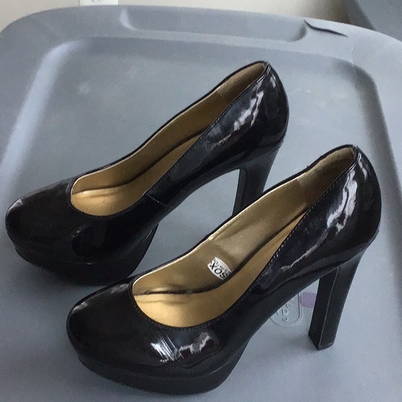 Massimo patent heels. Size 8. Very good condition. - Picture 2 of 4